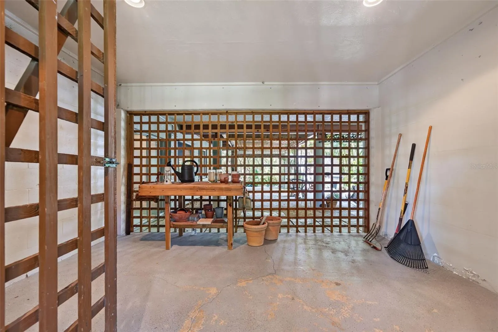 677 LANDS END DR