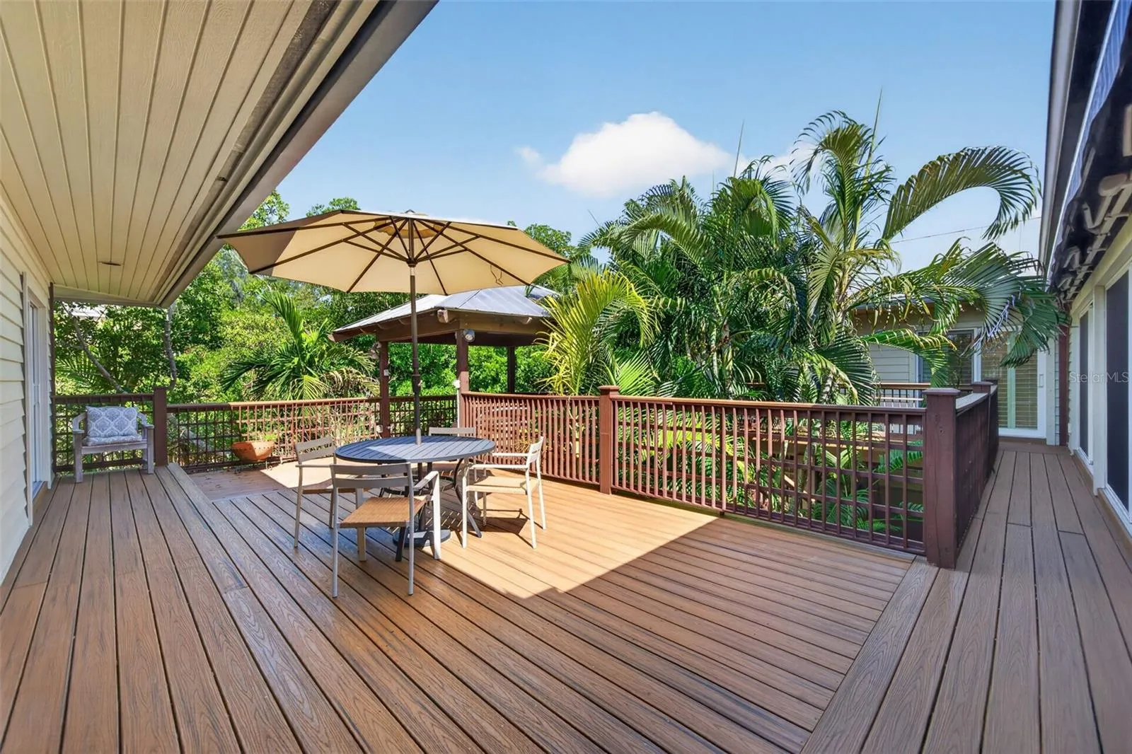 677 LANDS END DR