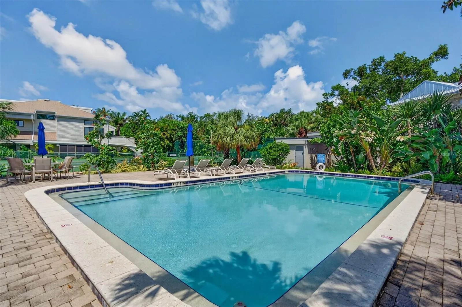 677 LANDS END DR