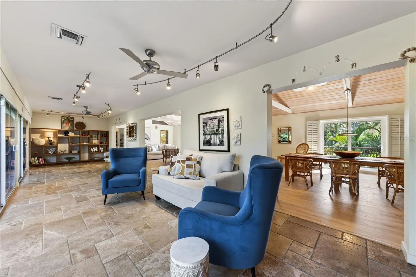 677 LANDS END DR