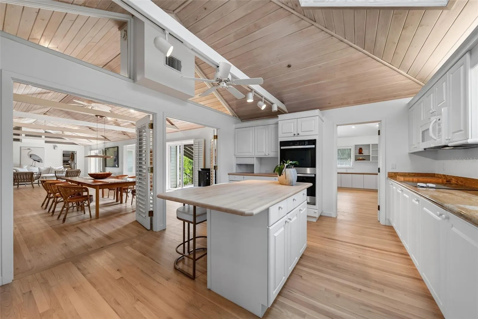 677 LANDS END DR