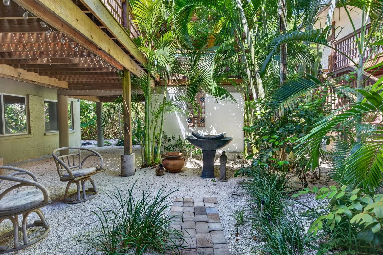 677 LANDS END DR