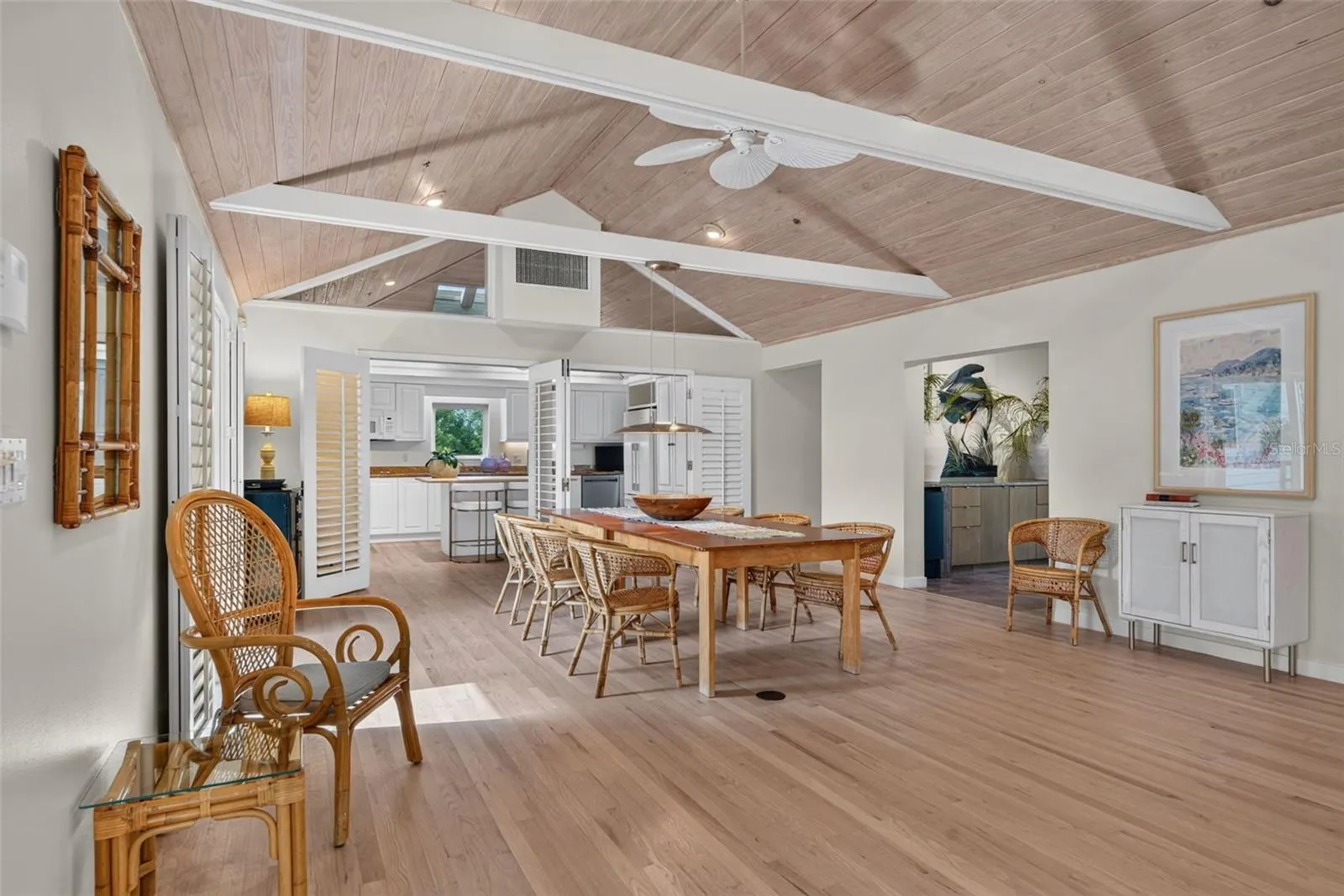 677 LANDS END DR