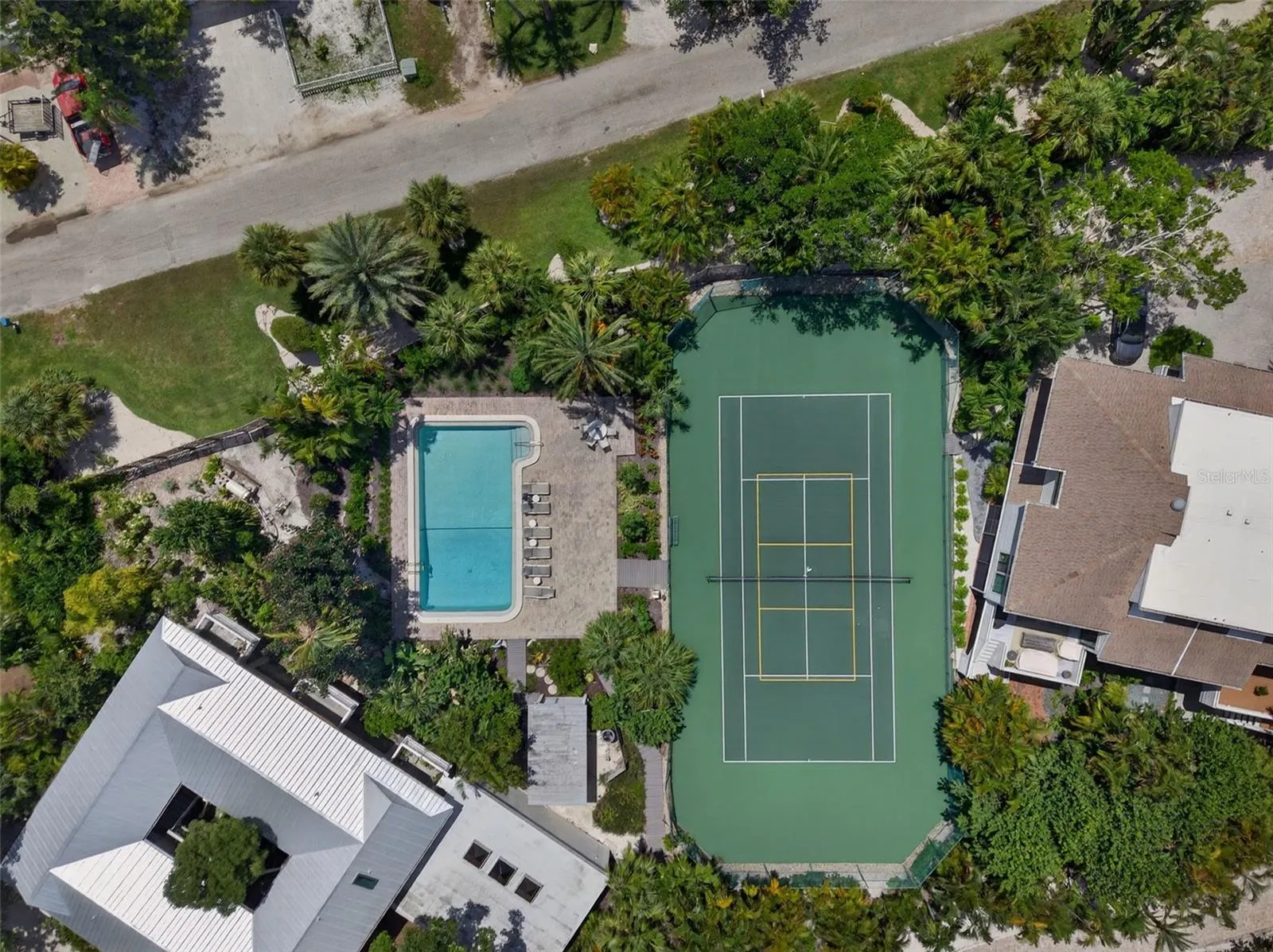 677 LANDS END DR