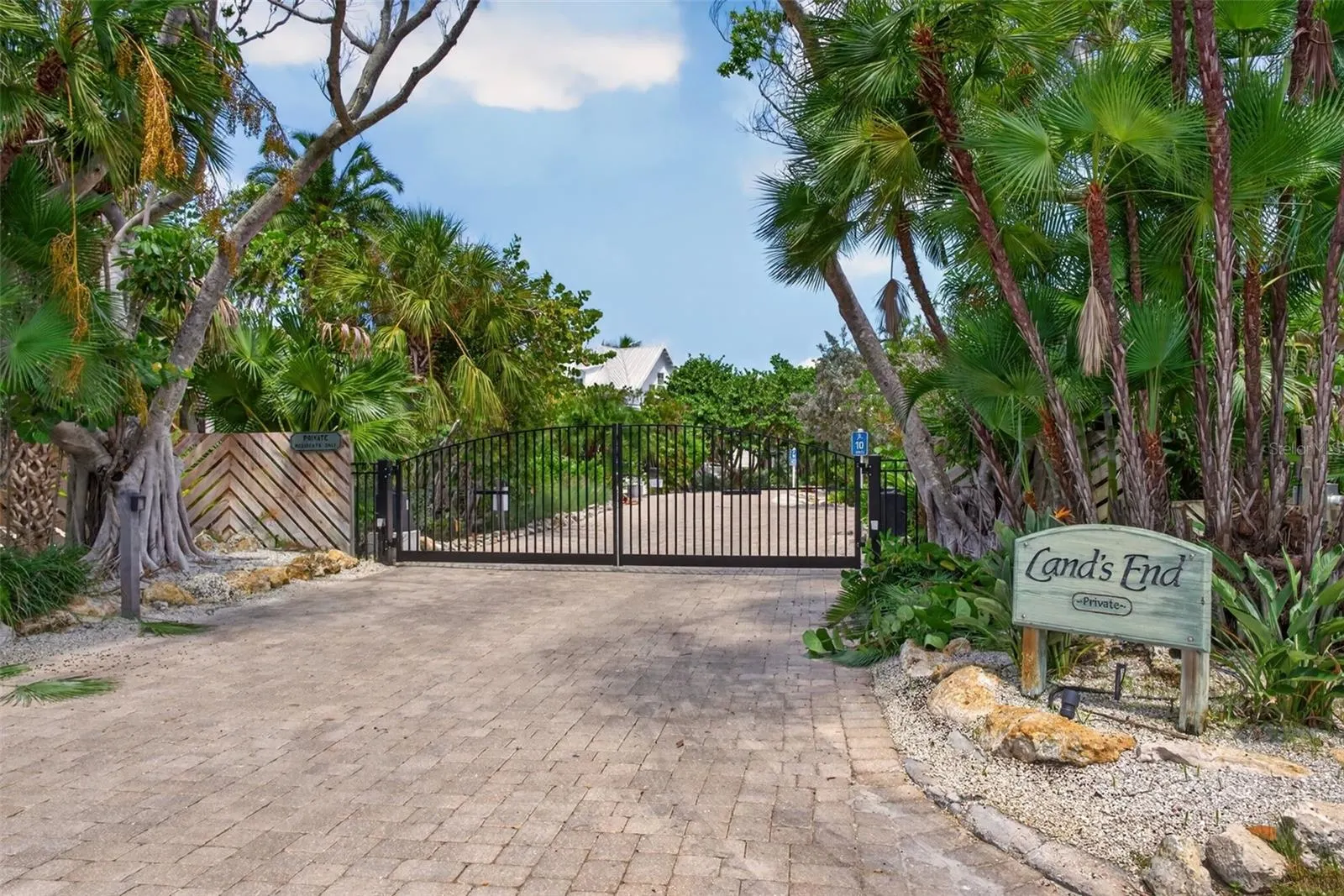 677 LANDS END DR