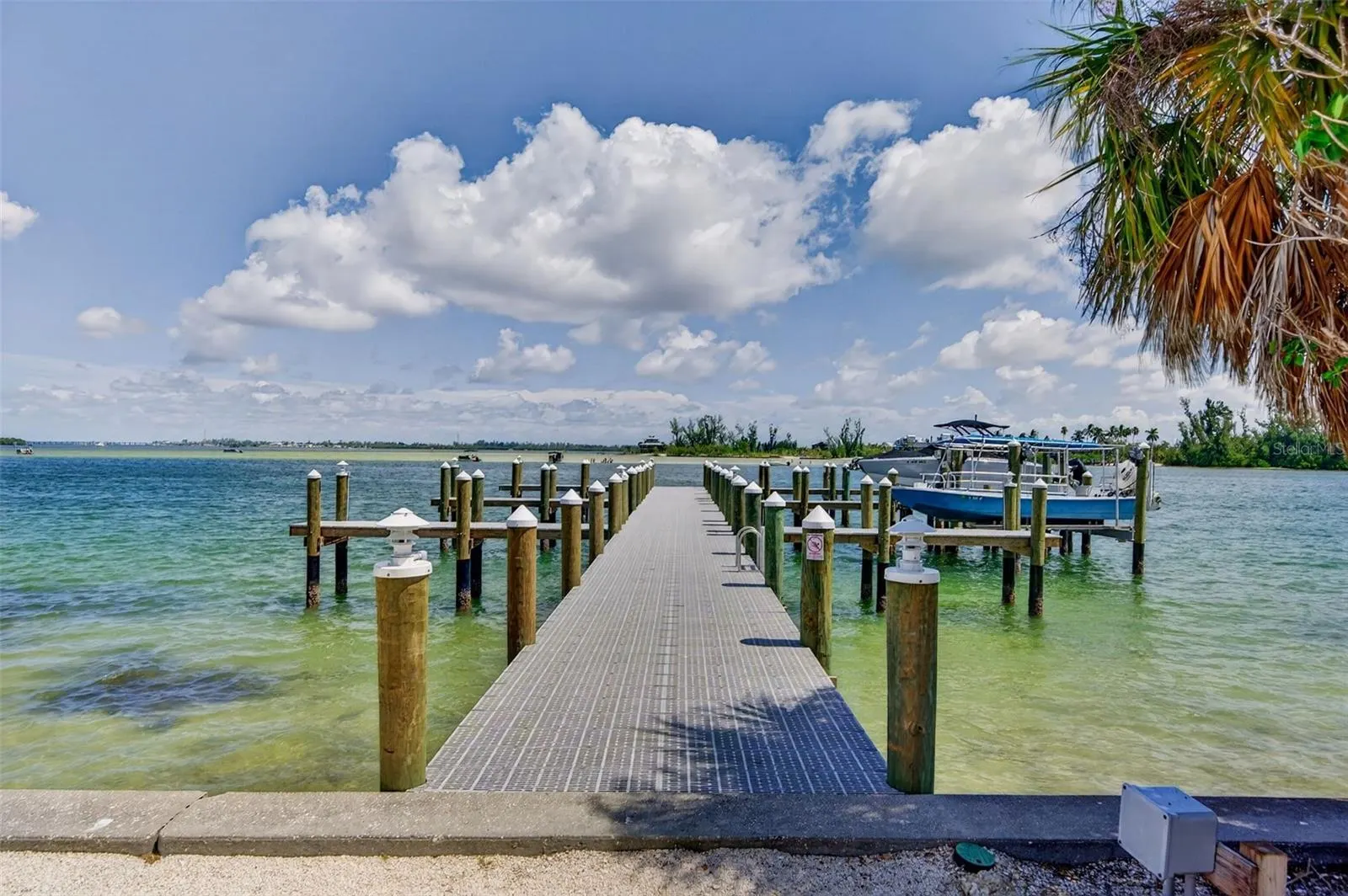 677 LANDS END DR