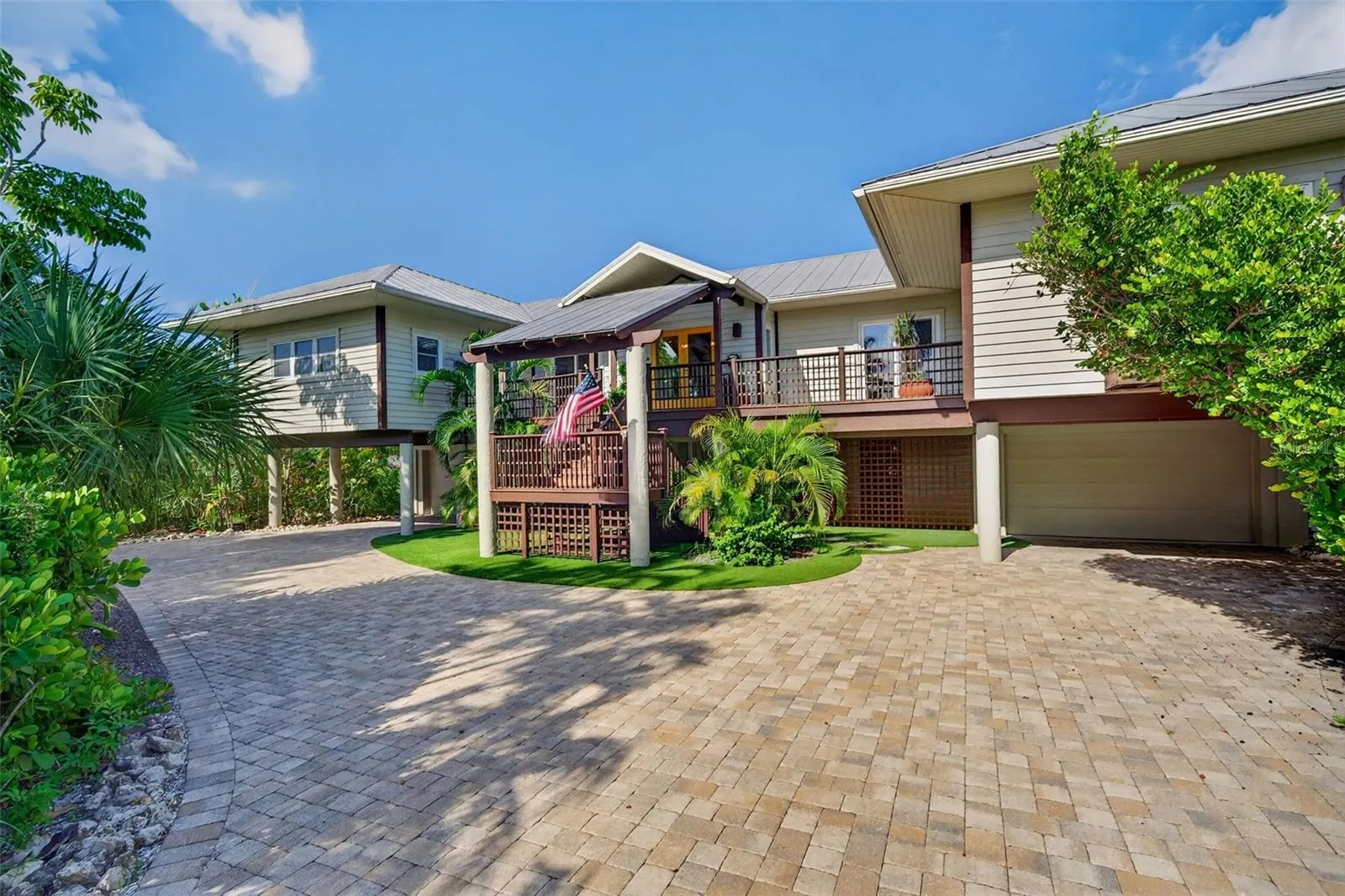 677 LANDS END DR