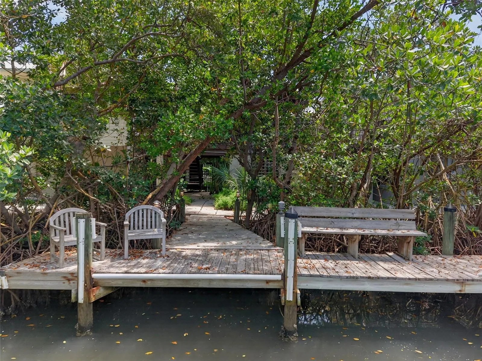 677 LANDS END DR