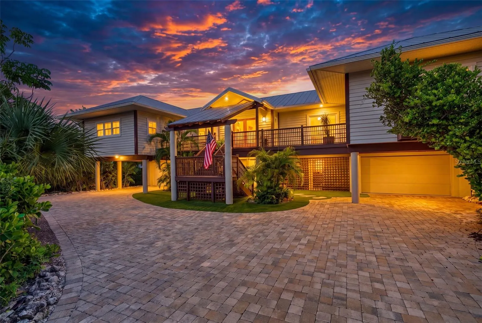 677 LANDS END DR