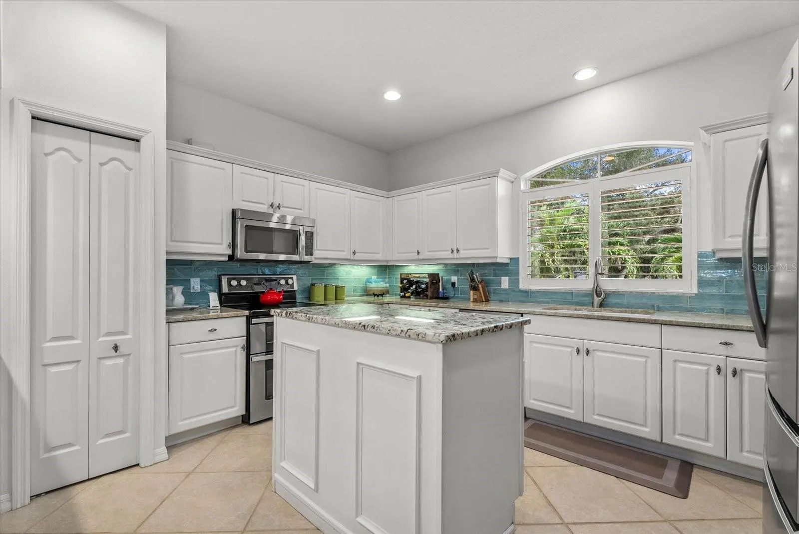 2166 SONOMA DR E