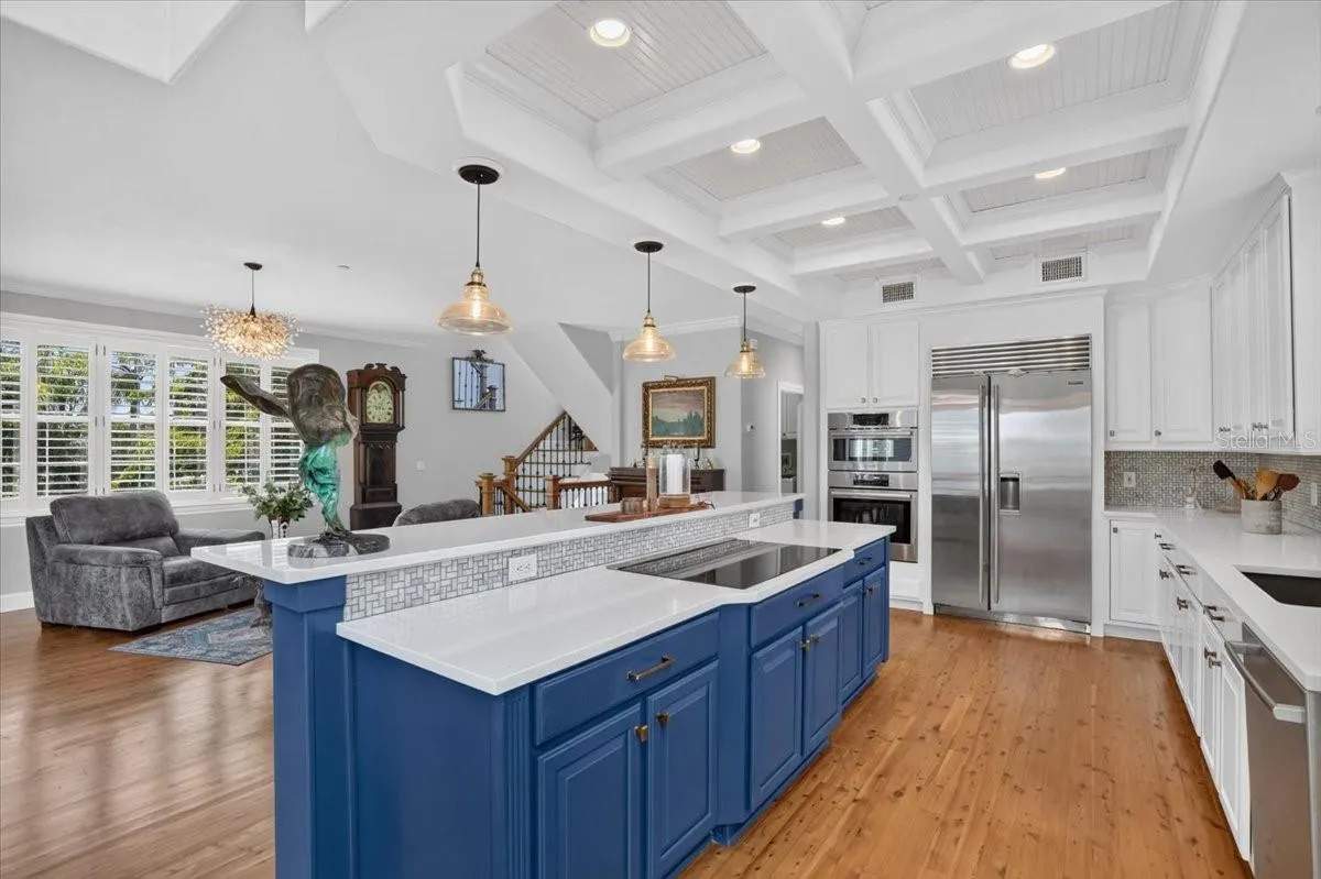 6330 LAGUNA DR