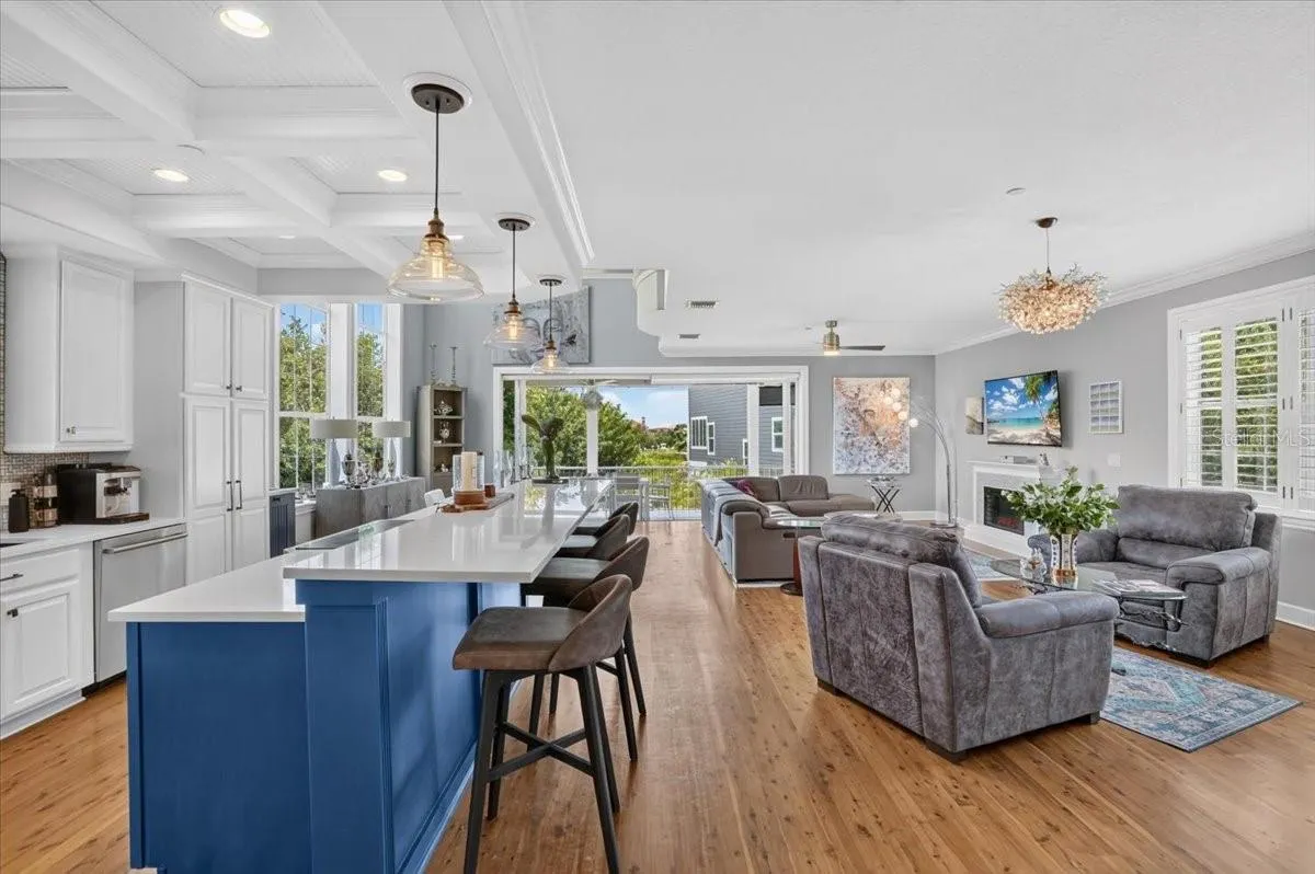 6330 LAGUNA DR