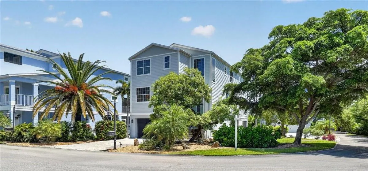 6330 LAGUNA DR