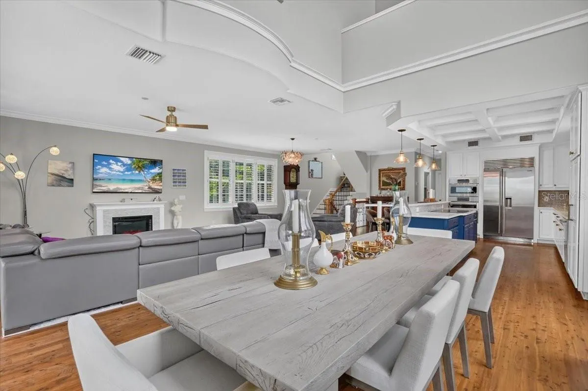 6330 LAGUNA DR