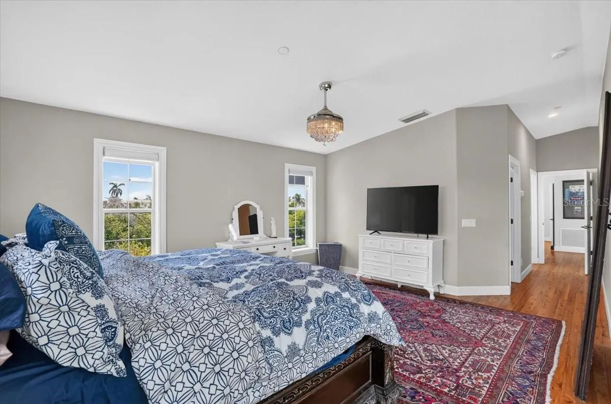 6330 LAGUNA DR