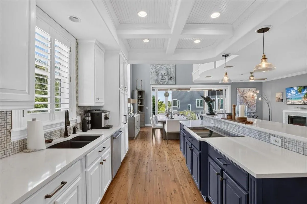 6330 LAGUNA DR