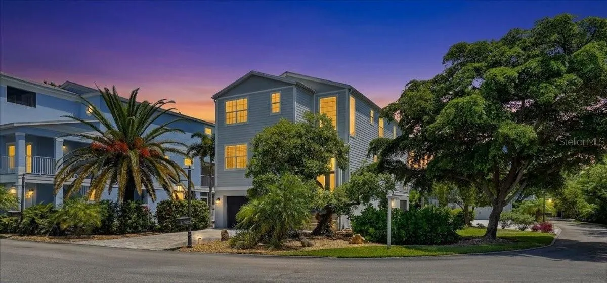 6330 LAGUNA DR