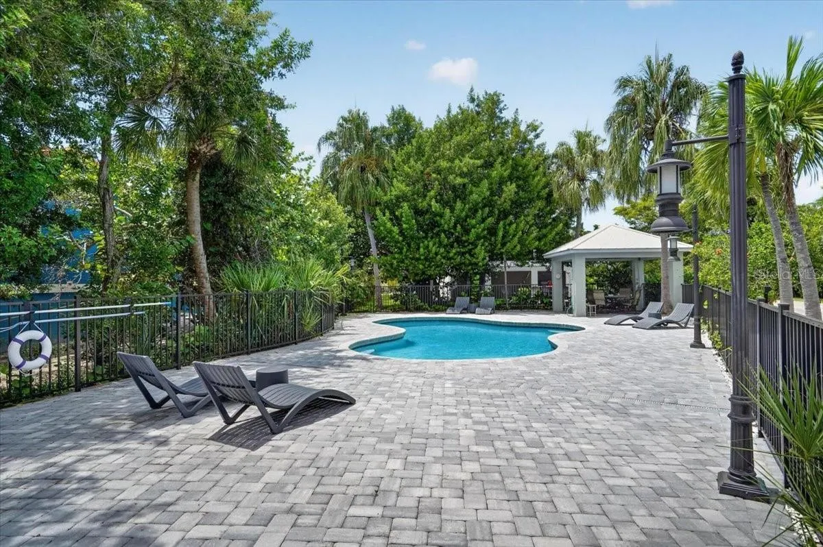 6330 LAGUNA DR