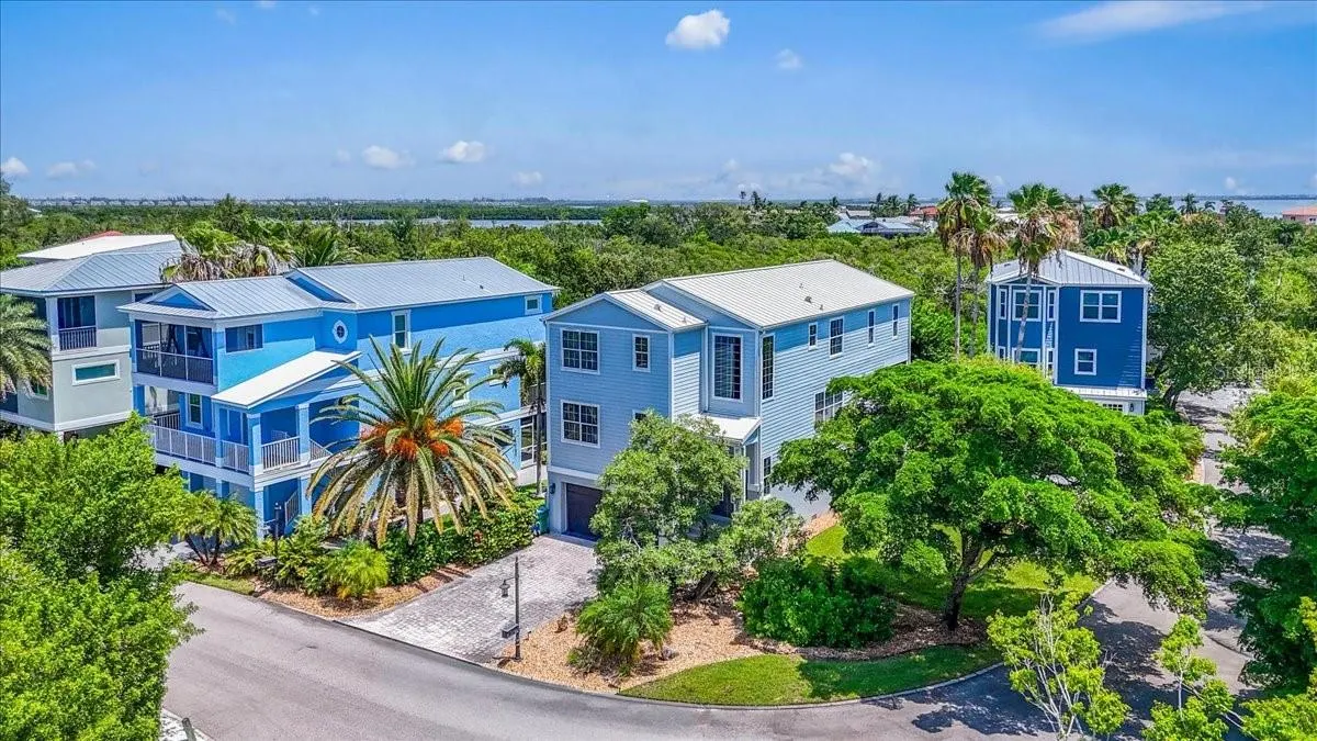 6330 LAGUNA DR