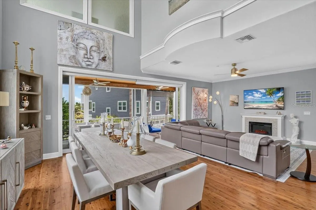 6330 LAGUNA DR