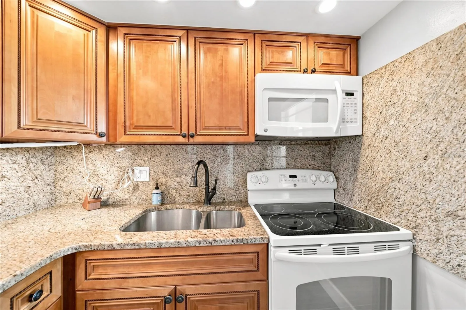 4370 CHATHAM DR #304 #304