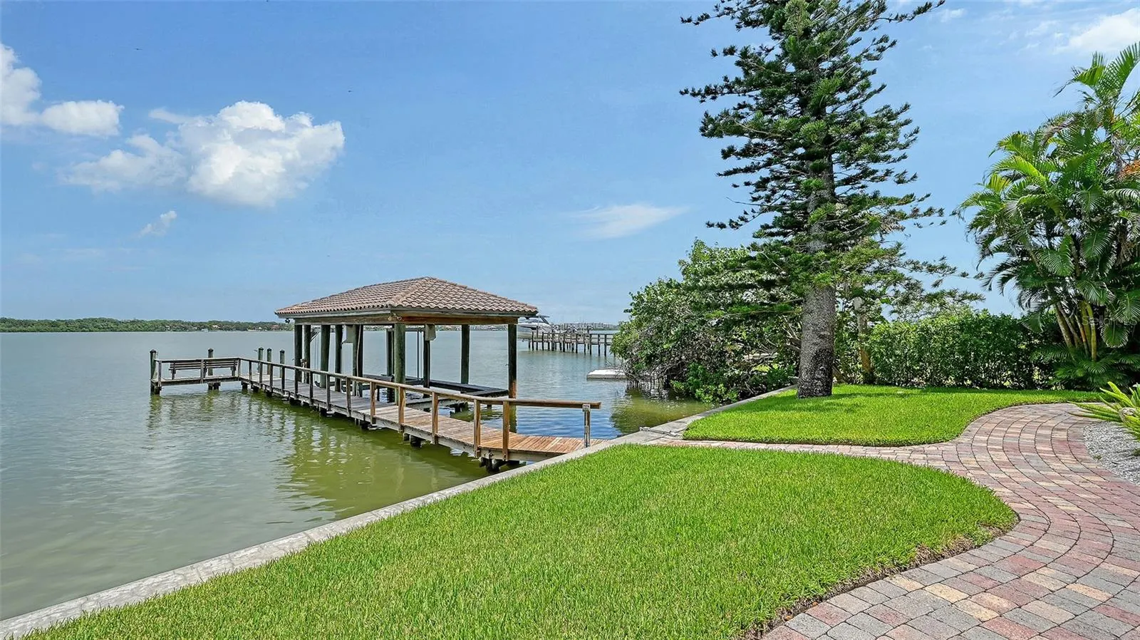 1216 N CASEY KEY RD