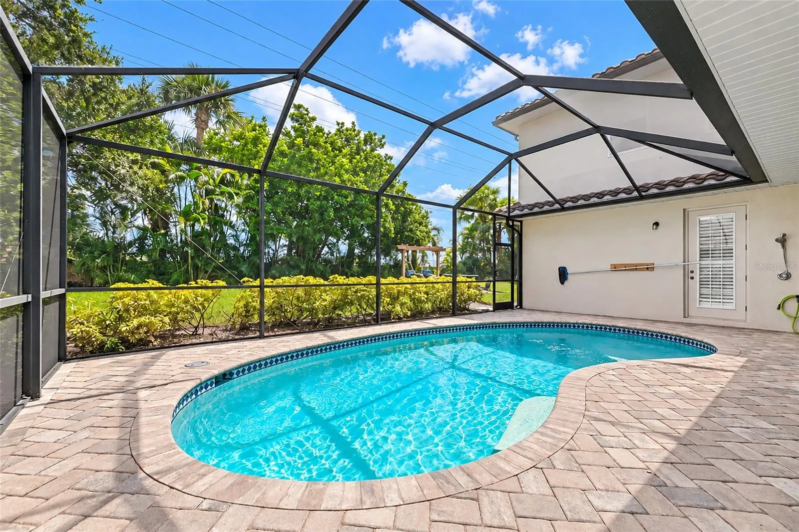 1417 LANDVIEW LN