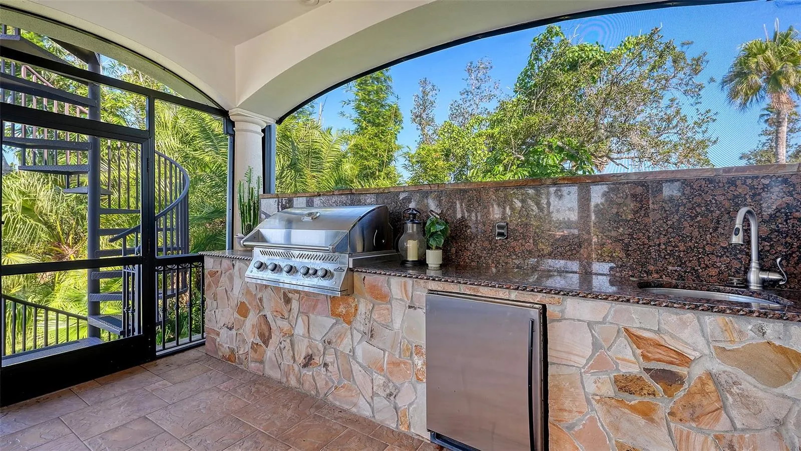 2115 LYCHEE LN