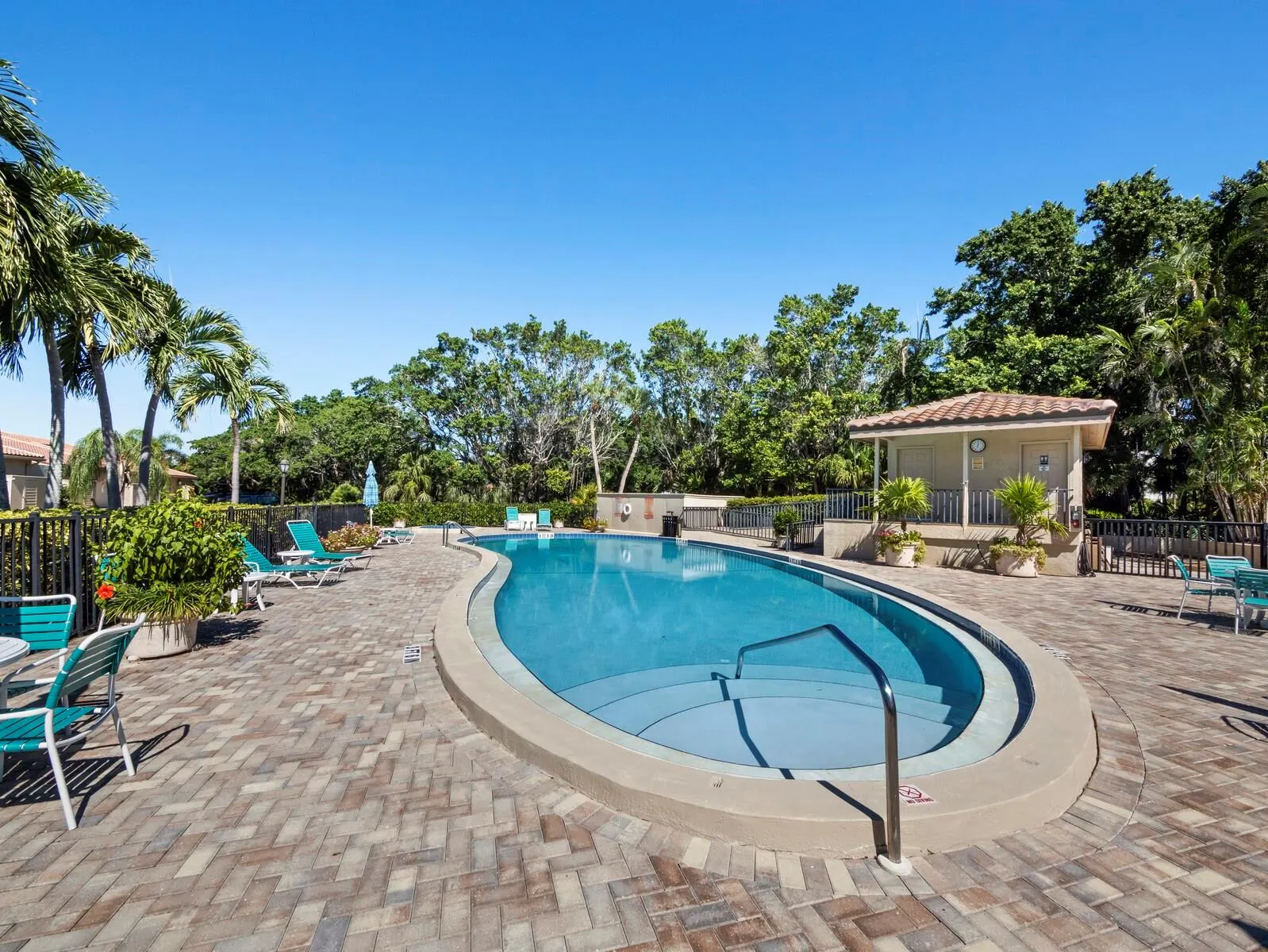 2352 HARBOUR OAKS DR