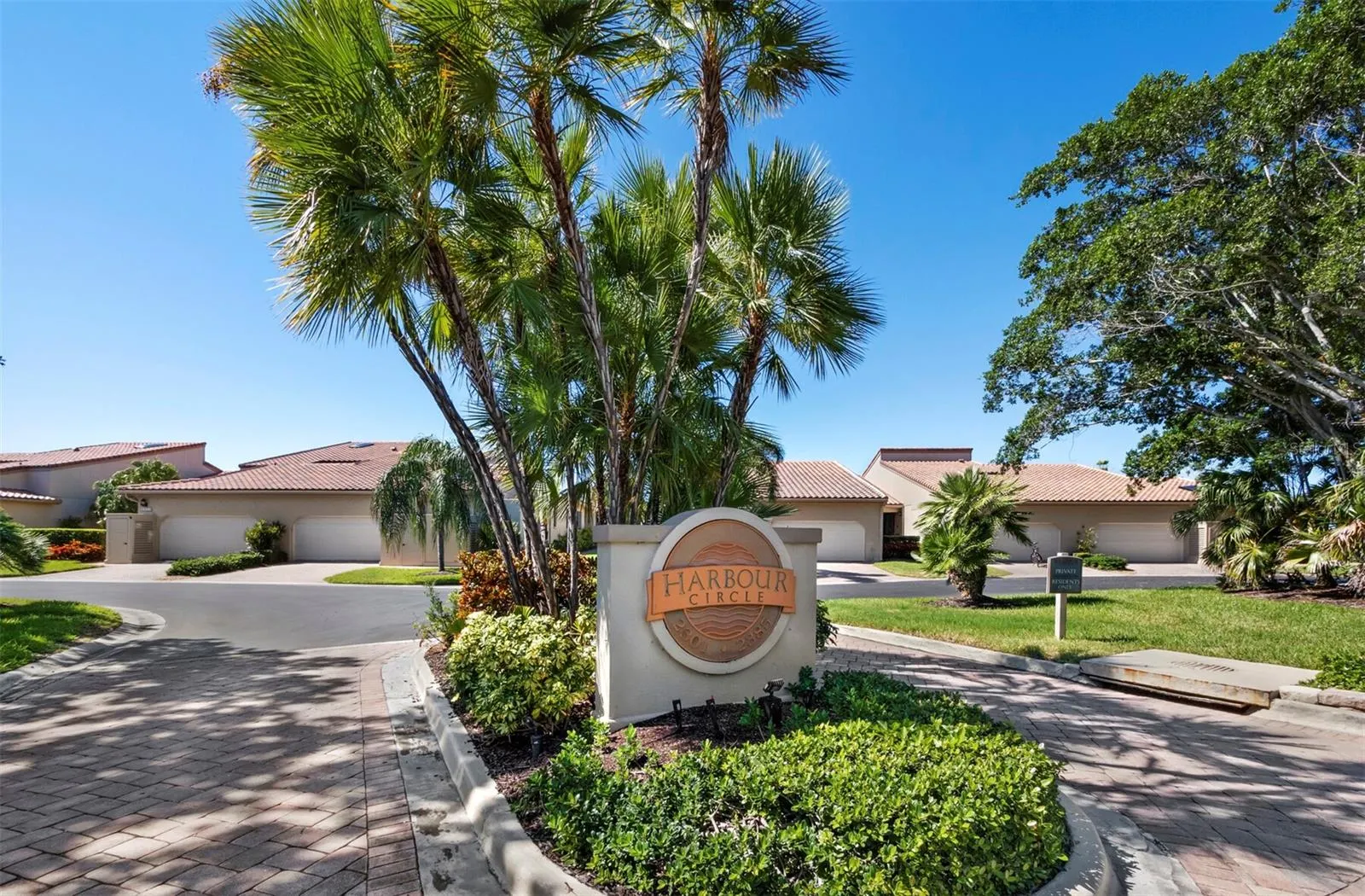 2352 HARBOUR OAKS DR