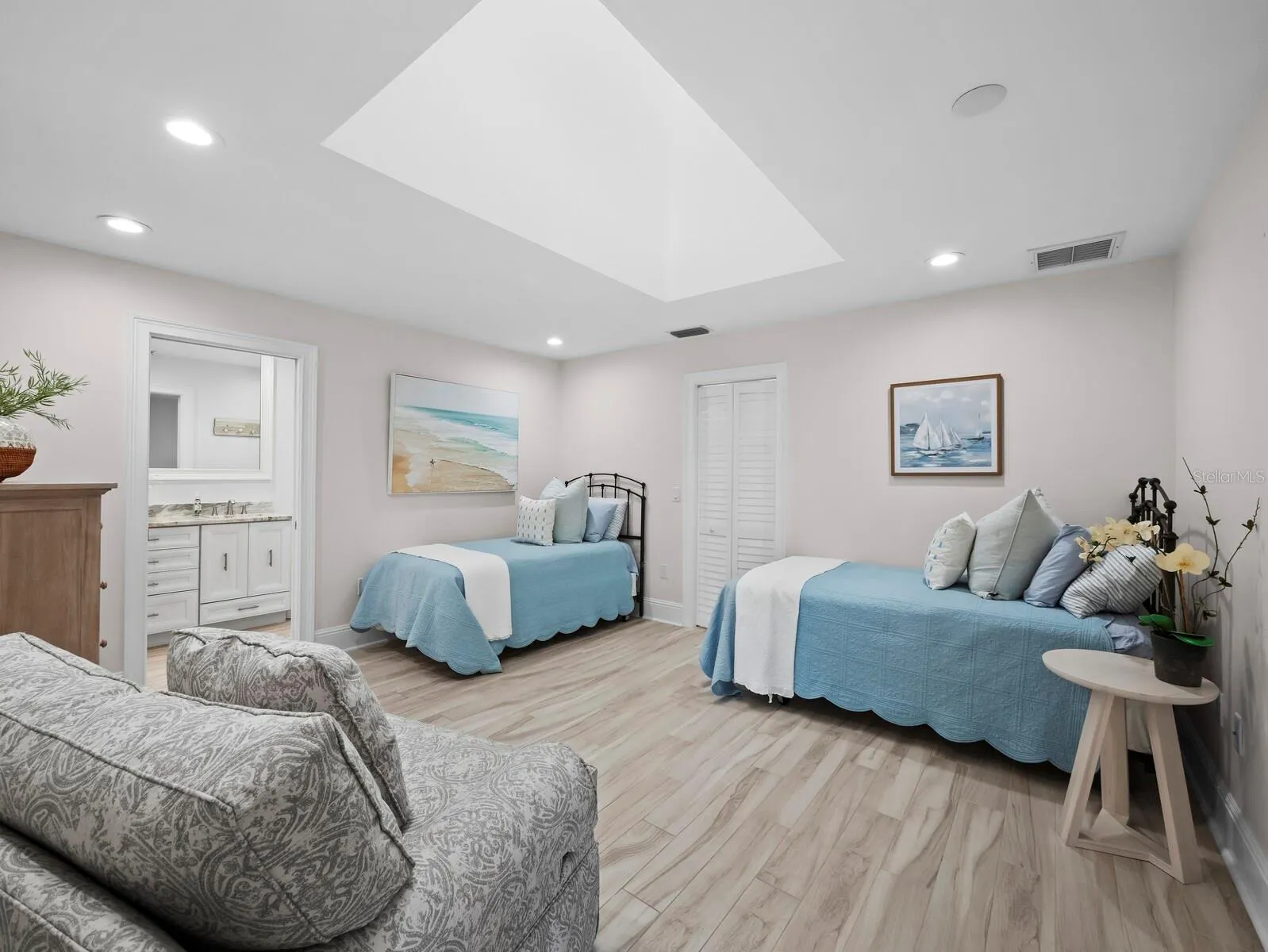 2352 HARBOUR OAKS DR