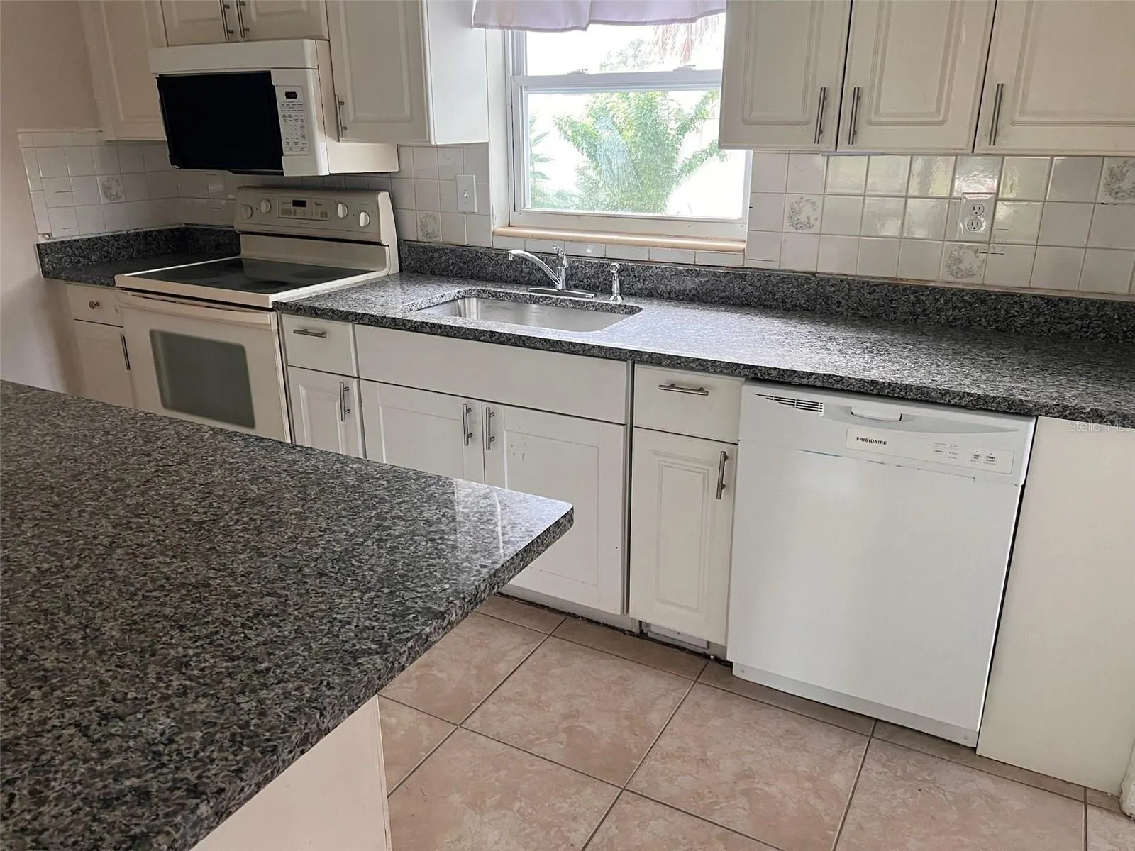3633 ROXANE BLVD