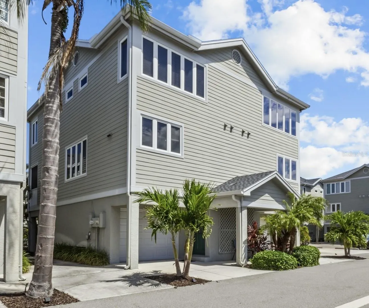 521 FOREST WAY