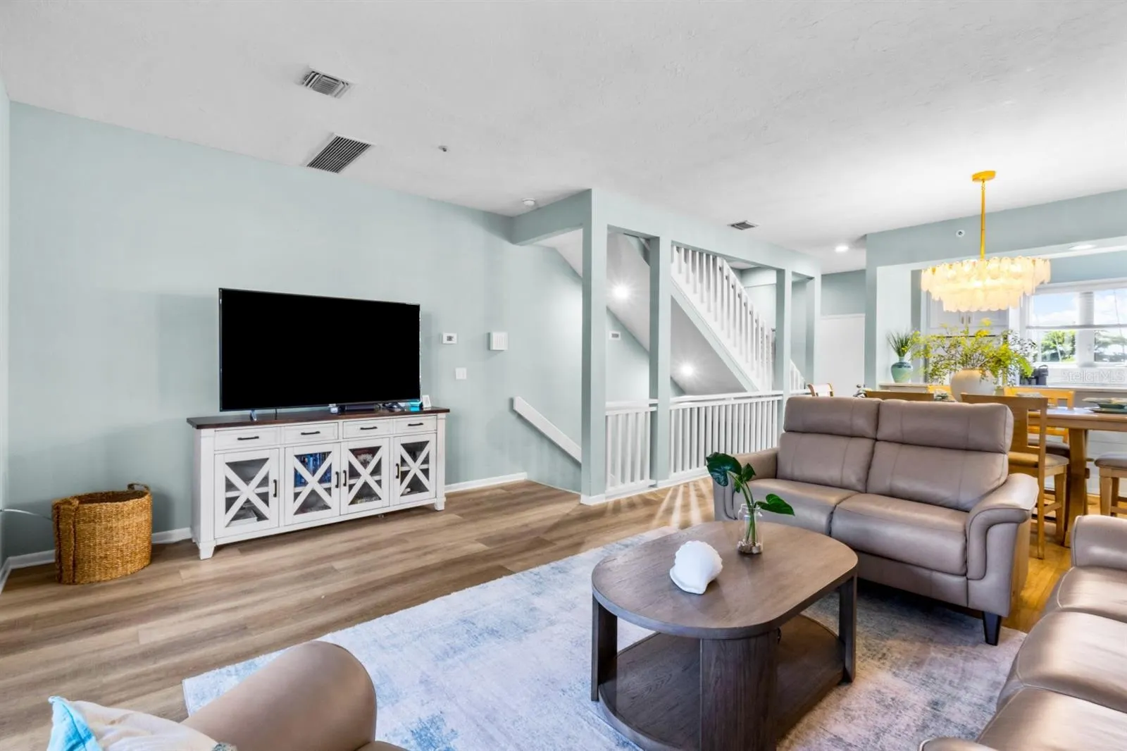 521 FOREST WAY