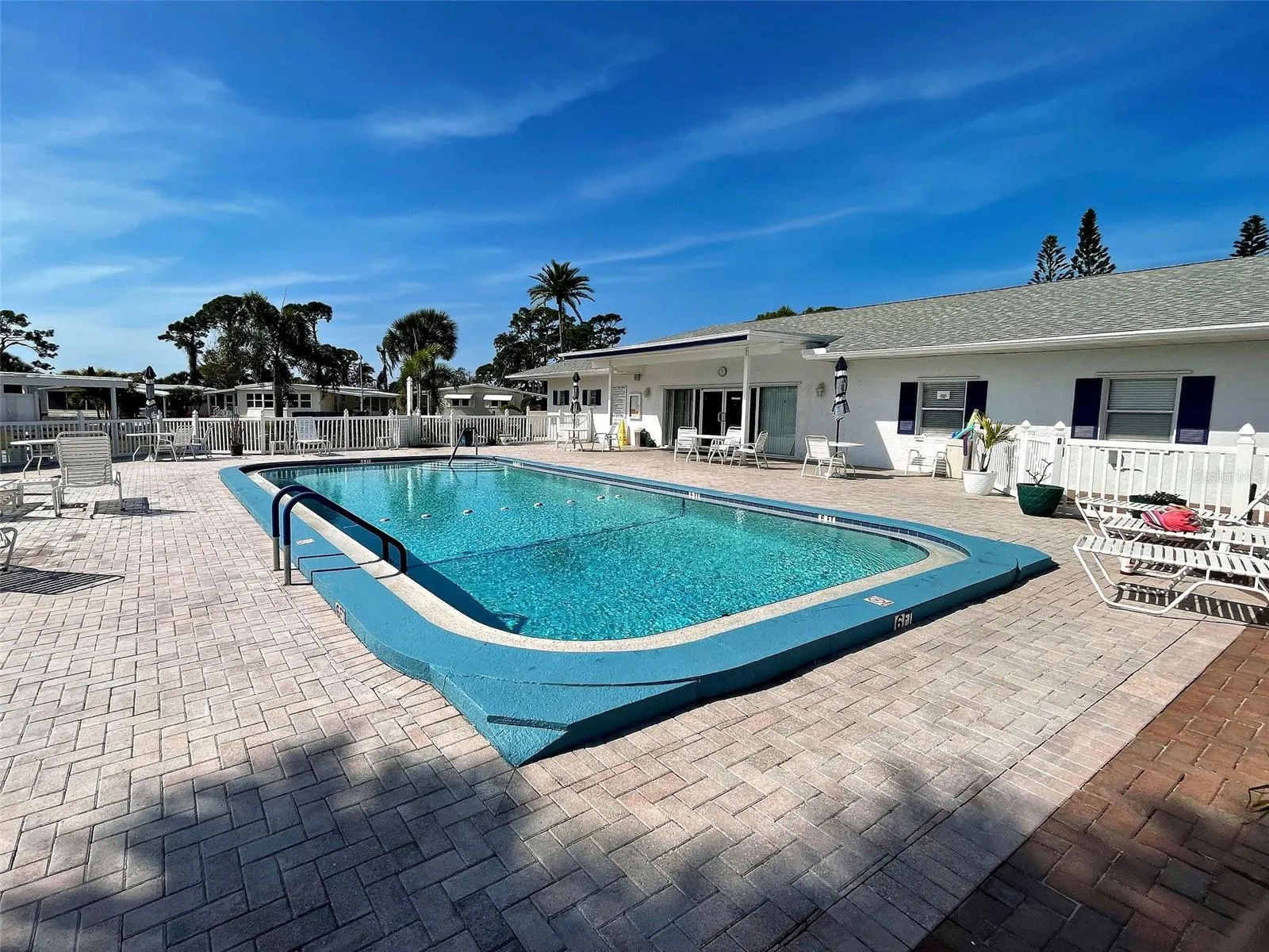 23 SIESTA CIR W