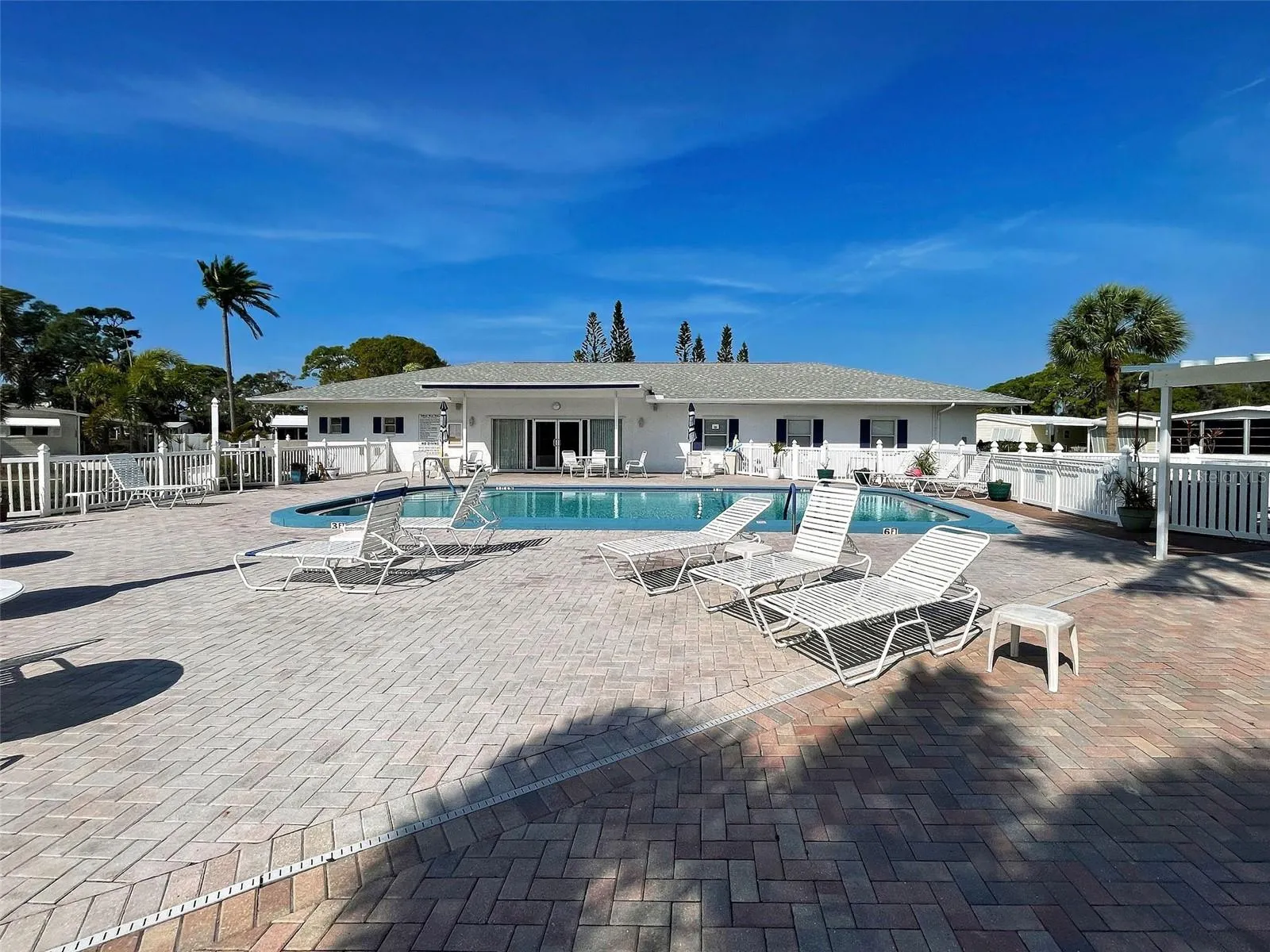 23 SIESTA CIR W