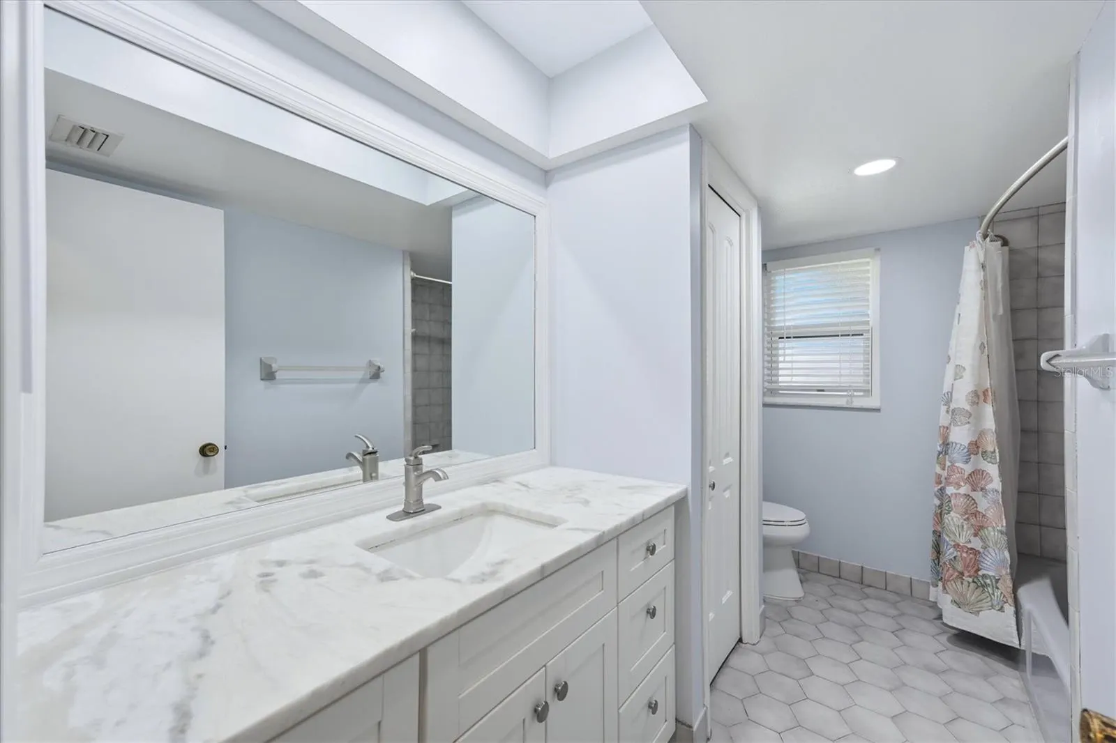 6993 COUNTRY LAKES CIR
