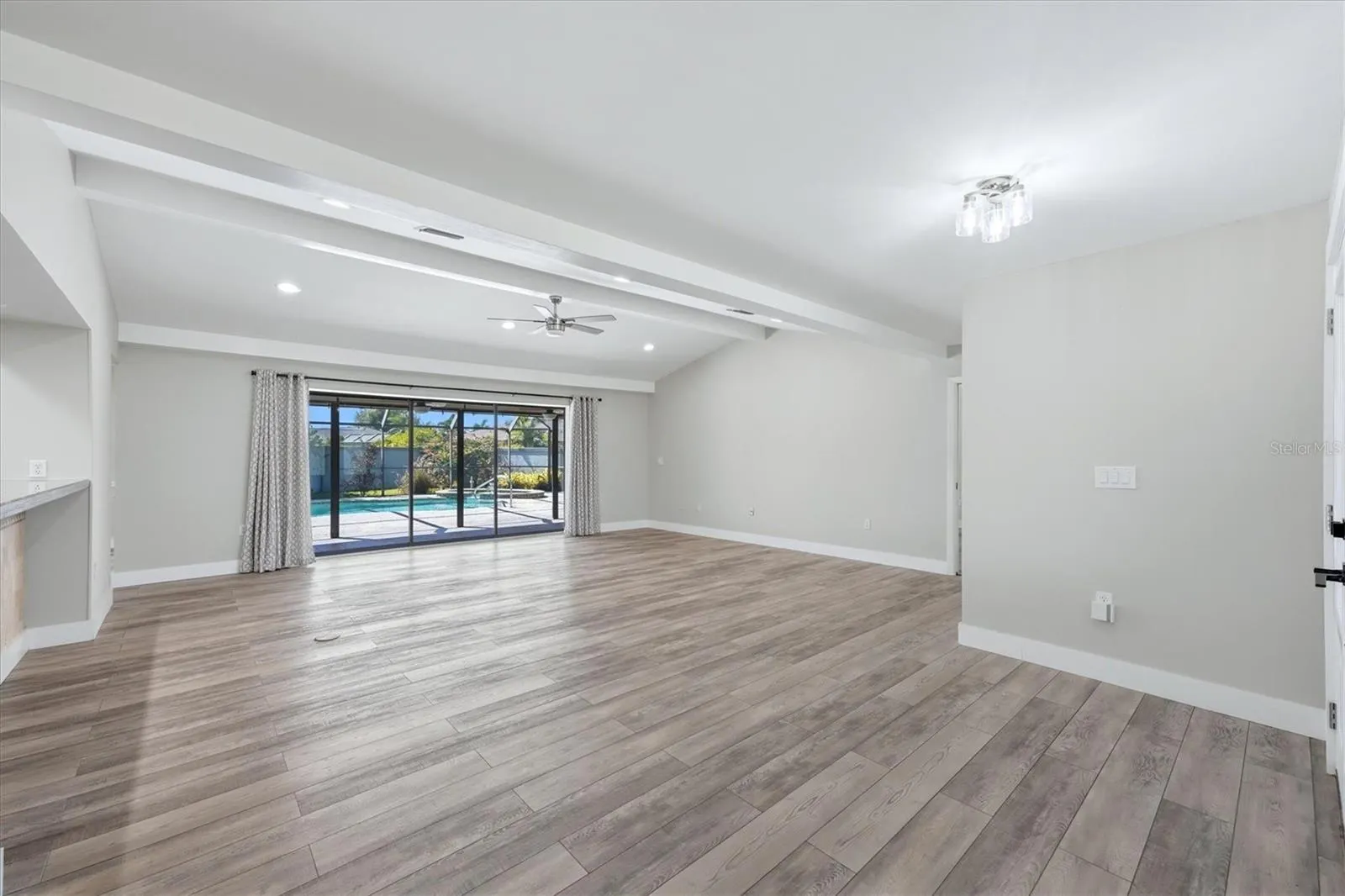 6993 COUNTRY LAKES CIR
