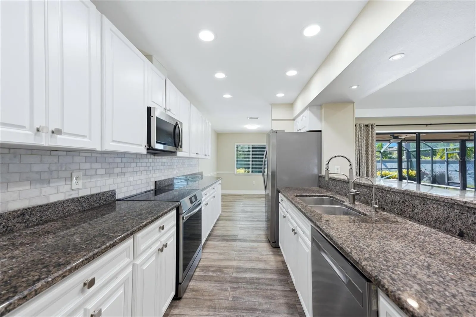 6993 COUNTRY LAKES CIR