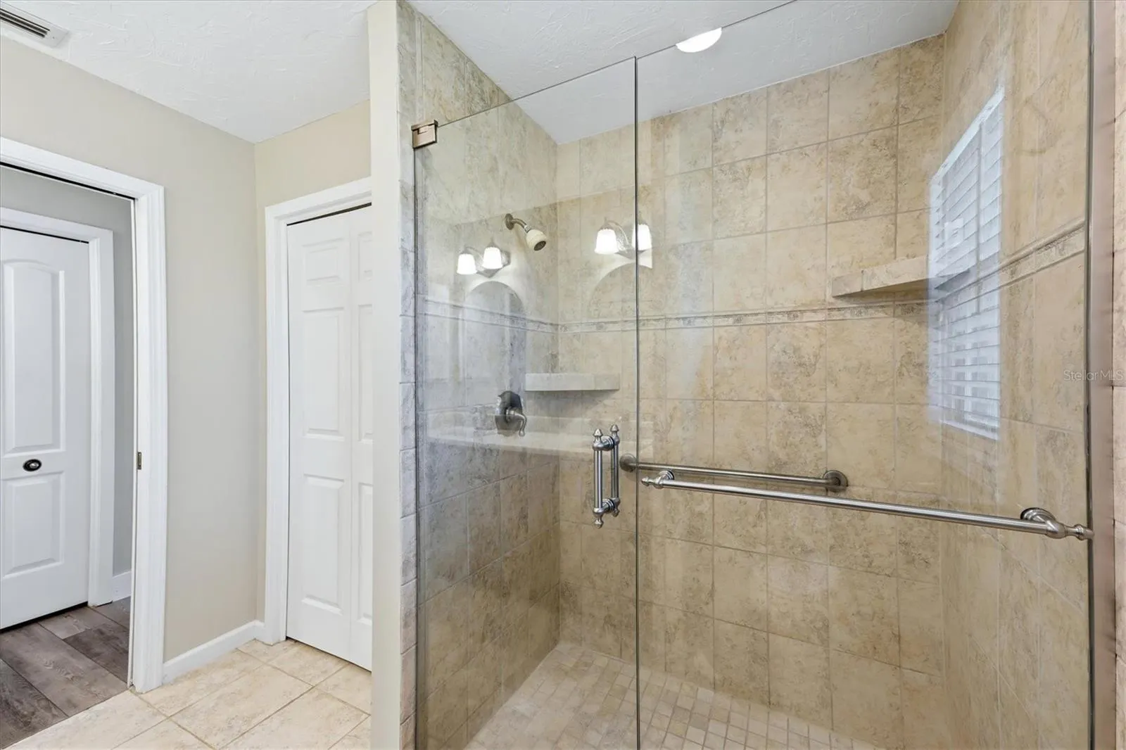 6993 COUNTRY LAKES CIR