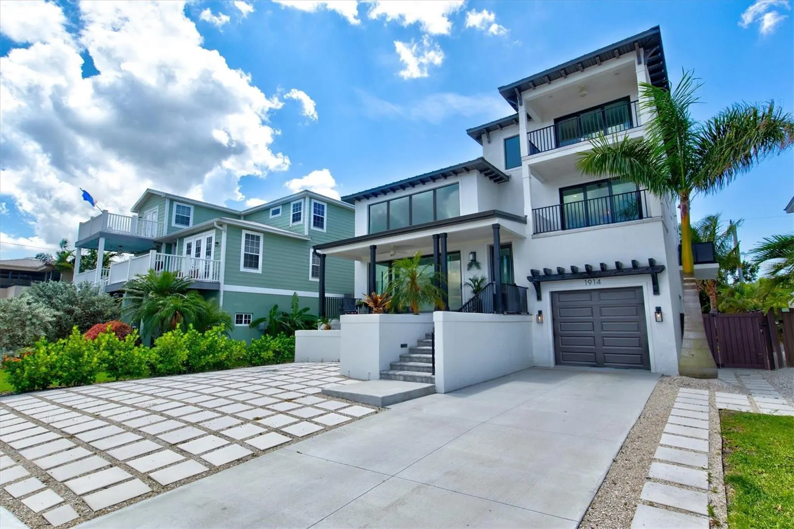 1914 RIVERSIDE DR E