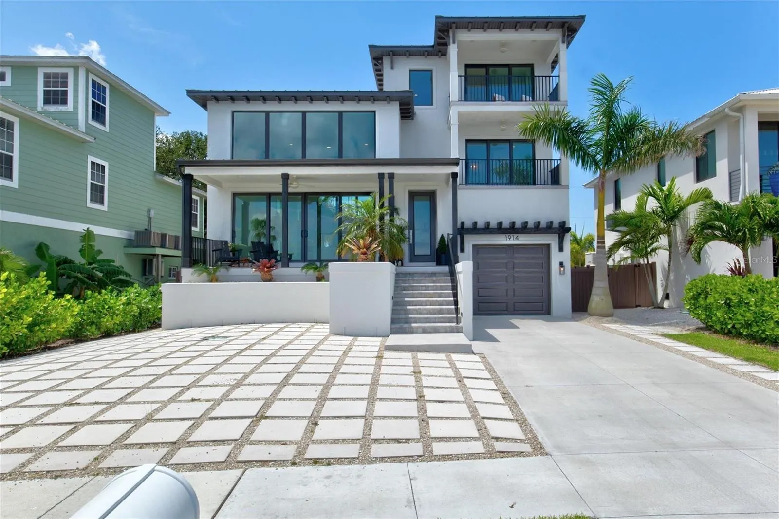 1914 RIVERSIDE DR E