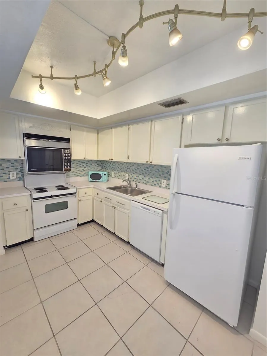 7100 SUNSHINE SKYWAY LN S #301 #301