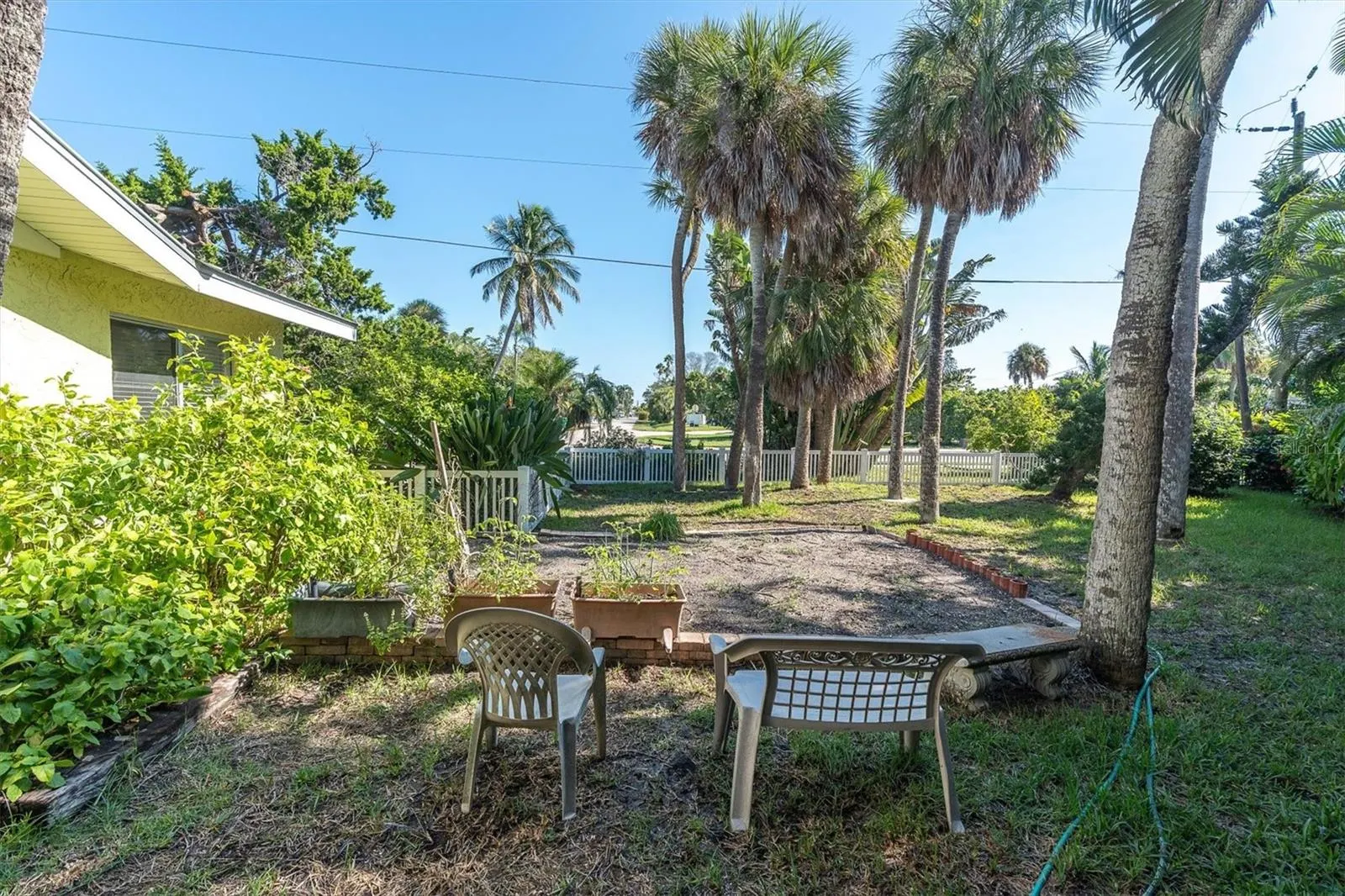 7106 PALM DR