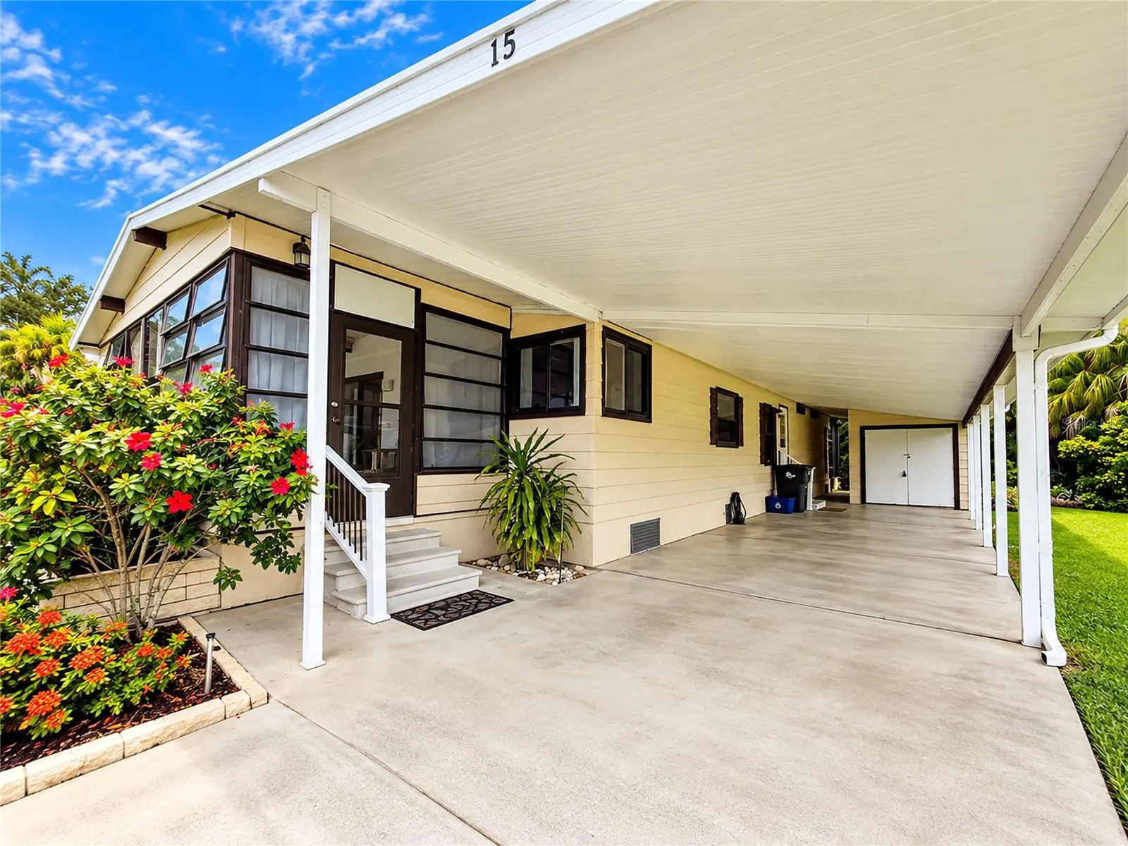 15 MEADOWLARK CIR