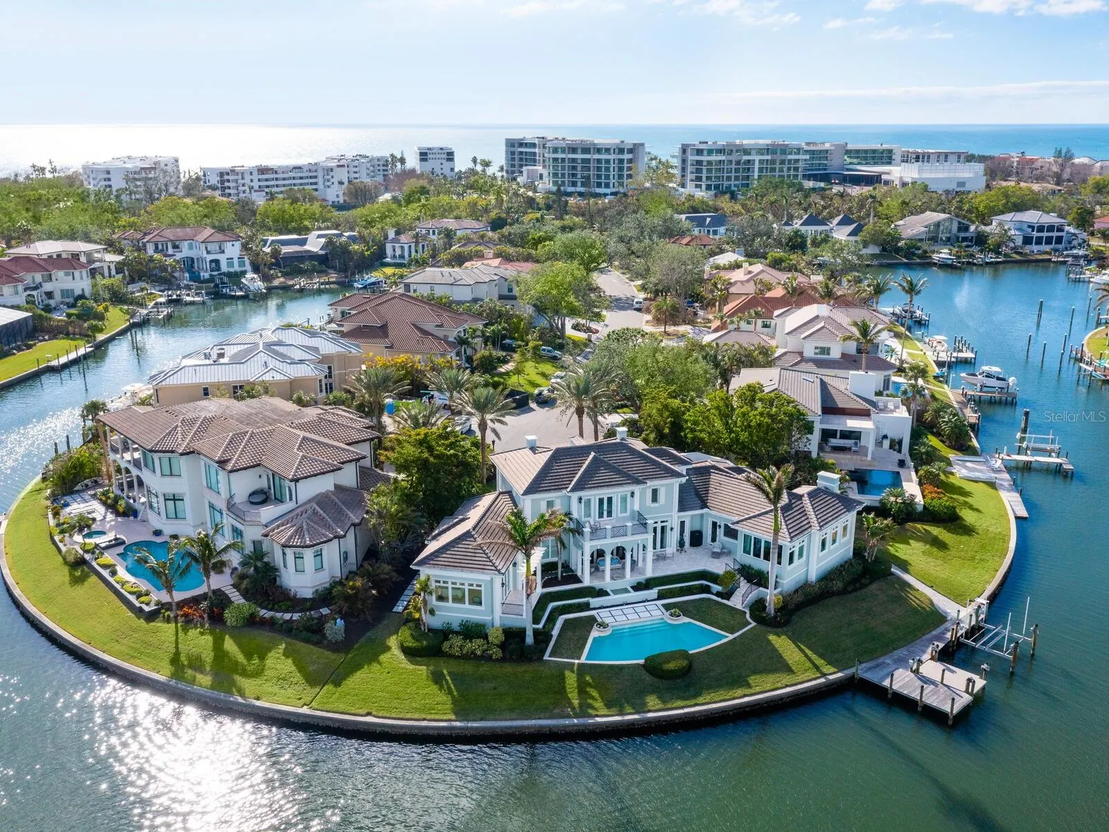 560 HARBOR POINT RD