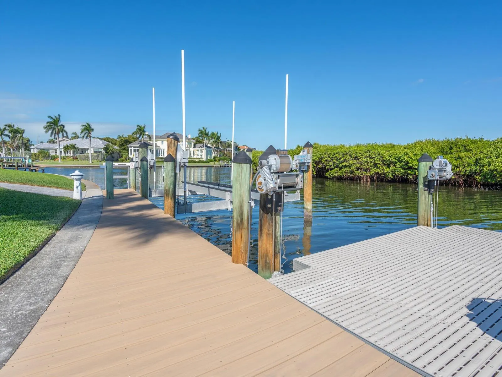 560 HARBOR POINT RD