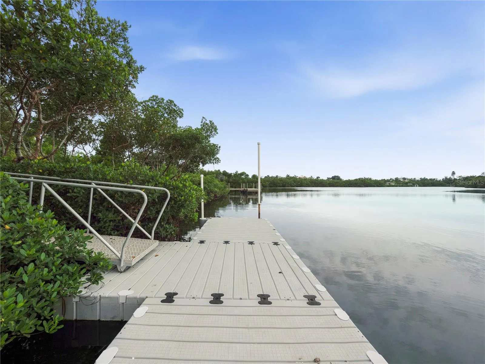 908 BAYSHORE DR