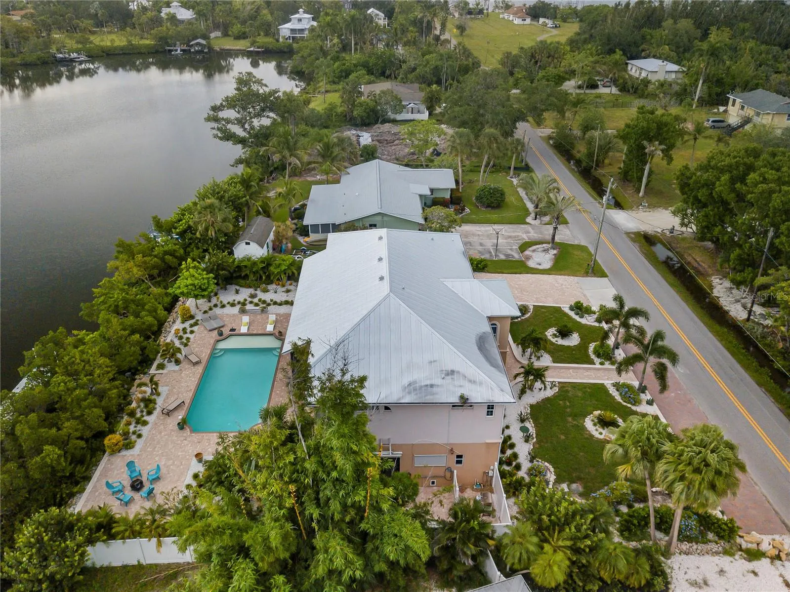 908 BAYSHORE DR