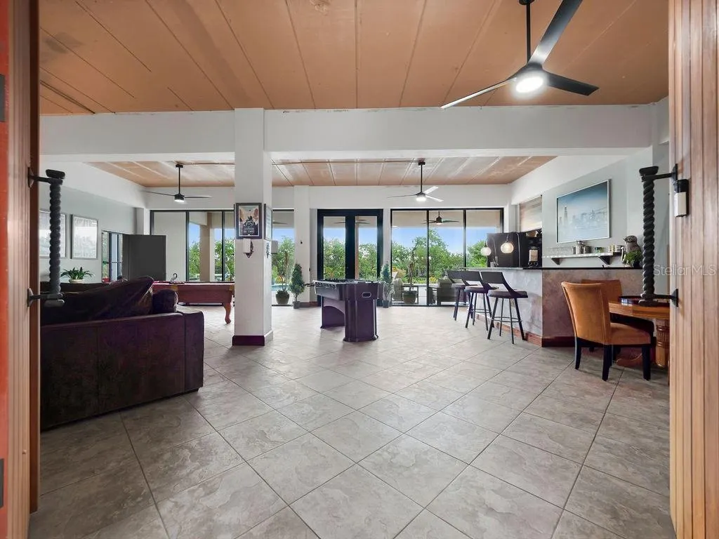 908 BAYSHORE DR